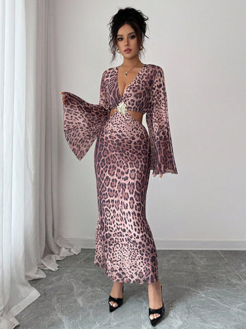 Unleash your wild side this season with our stunning leopard print dress—the perfect blend of sophistication and sass. Featuring a flattering deep V-neck and cozy long sleeves, this beauty transitions seamlessly from autumn gatherings to winter celebrations. The timeless leopard pattern adds instant edge to any occasion, while the elegant silhouette keeps things classy. Whether you're heading to a holiday party or a casual night out, this dress proves that animal prints are always in style. Dress it up with