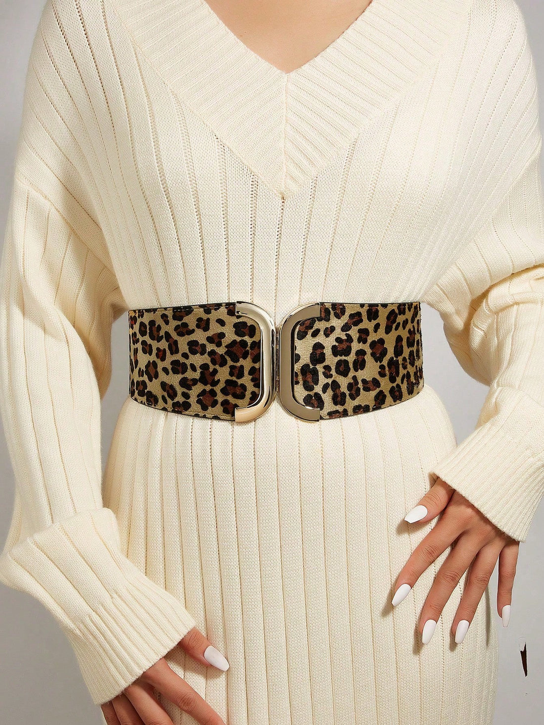 This chic leopard print waistband adds a touch of style to your everyday wardrobe. Featuring an adjustable drawstring for a perfect fit, it's both fashionable and functional. The elastic design provides comfort and versatility, making it the perfect addition to any outfit. Elevate your style and stay comfortable at the same time with this must-have waistband.