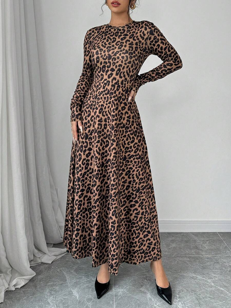 Experience the breathtaking fusion of wild safari heritage and sharp, modern architectural tailoring. This stunning leopard-print ensemble is meticulously designed for the woman who values a high-fashion, "quiet luxury" approach to daily dressing—the ultimate centerpiece for prestigious urban outings, exclusive brunch dates, and high-authority autumn social gatherings.