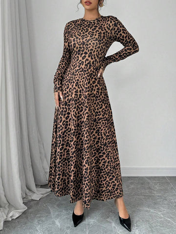 Experience the breathtaking fusion of wild safari heritage and sharp, modern architectural tailoring. This stunning leopard-print ensemble is meticulously designed for the woman who values a high-fashion, "quiet luxury" approach to daily dressing—the ultimate centerpiece for prestigious urban outings, exclusive brunch dates, and high-authority autumn social gatherings.