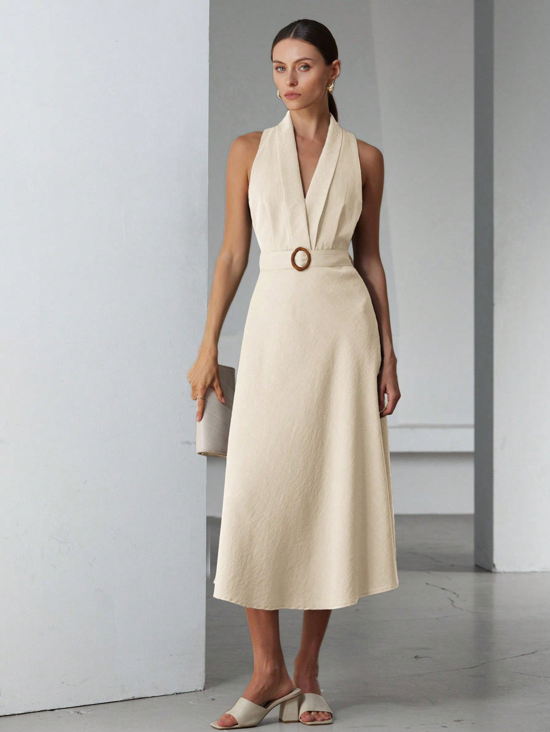 Step into effortless style with this chic sleeveless shift dress, crafted in a breezy linen-look fabric. The playful neck tie waist adds a flirty touch, letting you customize your silhouette with ease. Perfect for sunny days or casual outings, this dress combines comfort and charm for a look that’s both relaxed and refined.