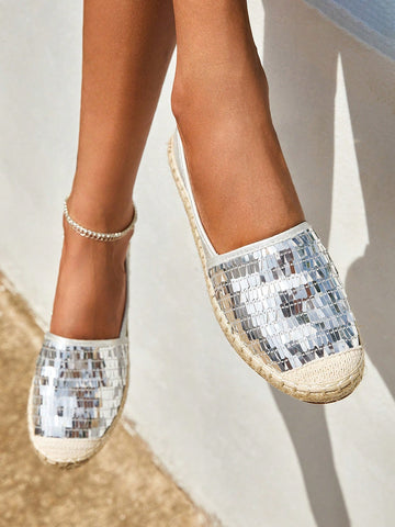 Add a touch of shine to your summer vacation outfit with our Chic Metallic Detail Espadrille Flats. The trendy design and comfortable fit make them a must-have for any vacation. So go ahead, strut your stuff in style!