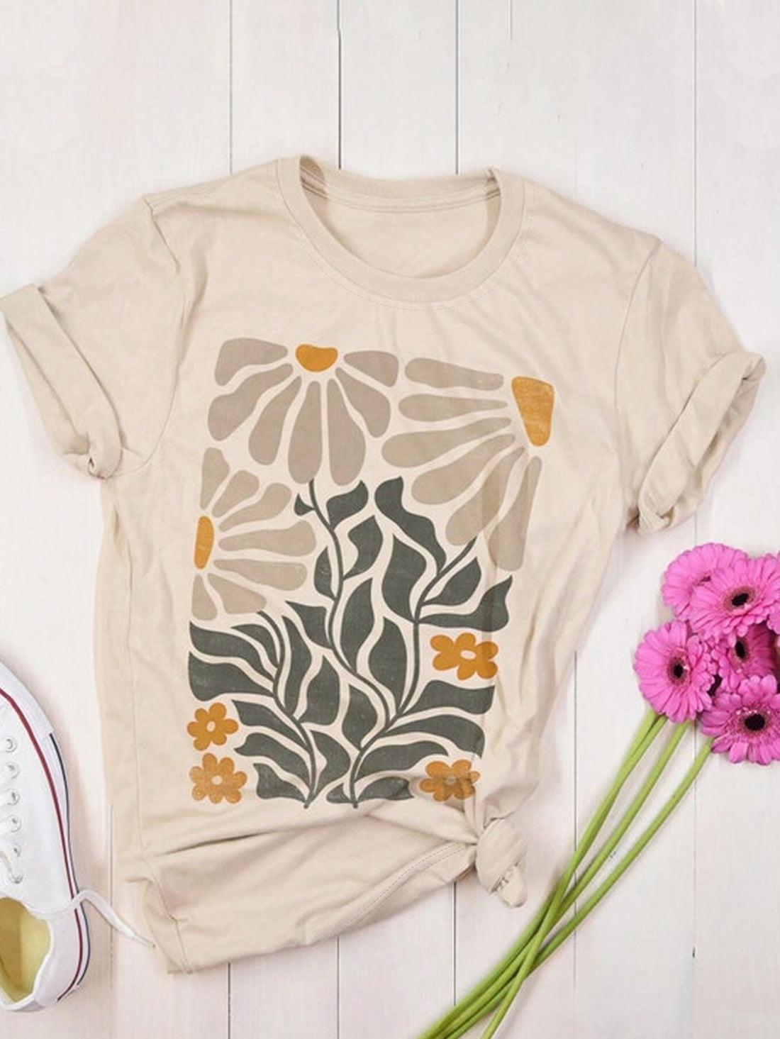 Chic Nature-Inspired Plant Print Round Neck T-Shirt for Women Made with high-quality materials and a nature-inspired design, this round neck t-shirt is the perfect blend of style and comfort. Its unique plant print adds a touch of sophistication to any outfit, making it a must-have for any fashion-forward woman. 