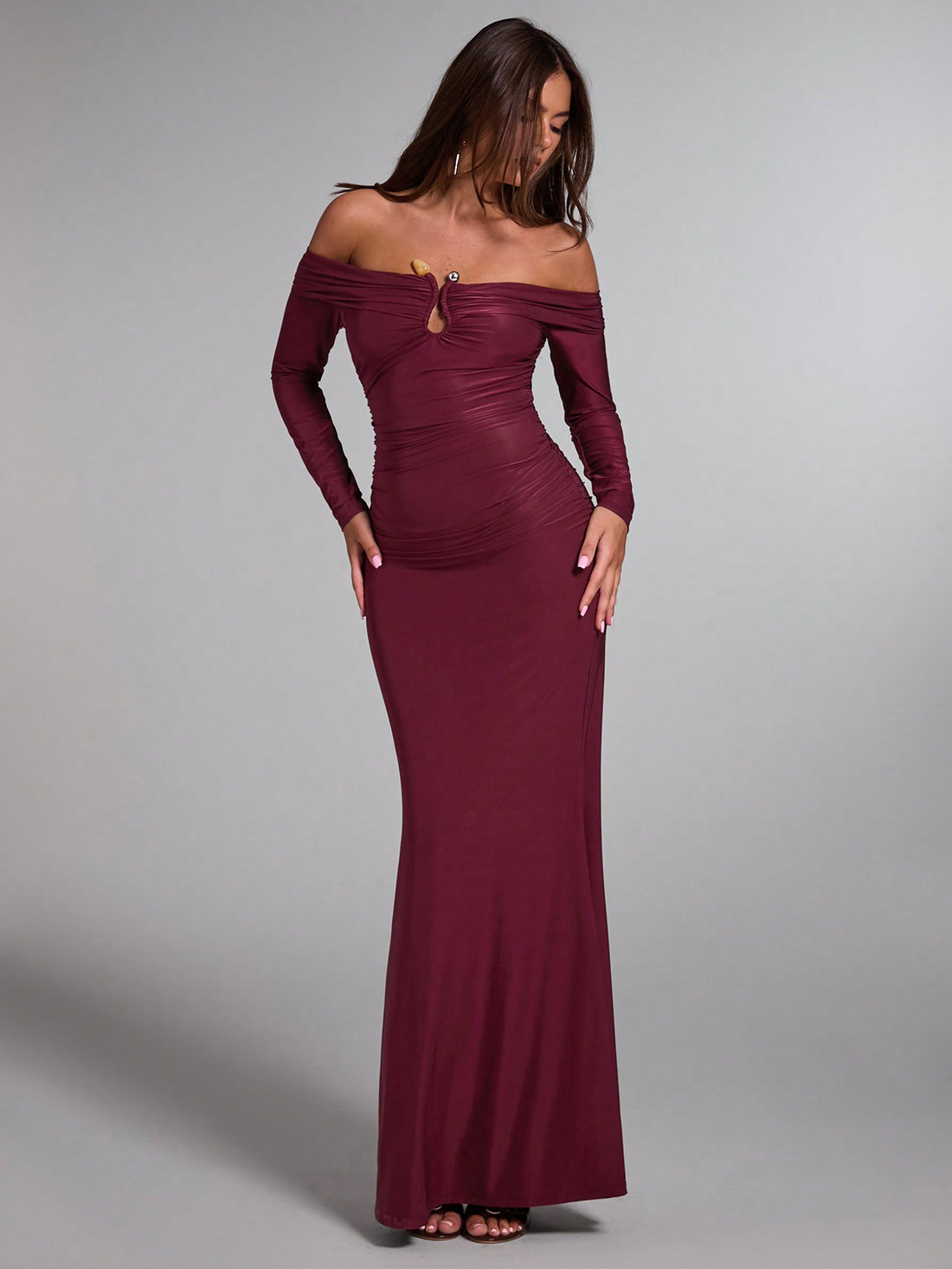 Be effortlessly elegant with our Chic Off-Shoulder Long Sleeve Slim Fit Dress! Perfect for any occasion, this dress will hug your curves and show off your femininity in style. Its off-shoulder design and long sleeves add a touch of glamor, making you the center of attention.