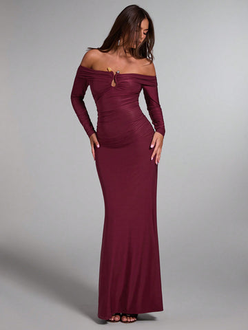 Be effortlessly elegant with our Chic Off-Shoulder Long Sleeve Slim Fit Dress! Perfect for any occasion, this dress will hug your curves and show off your femininity in style. Its off-shoulder design and long sleeves add a touch of glamor, making you the center of attention.