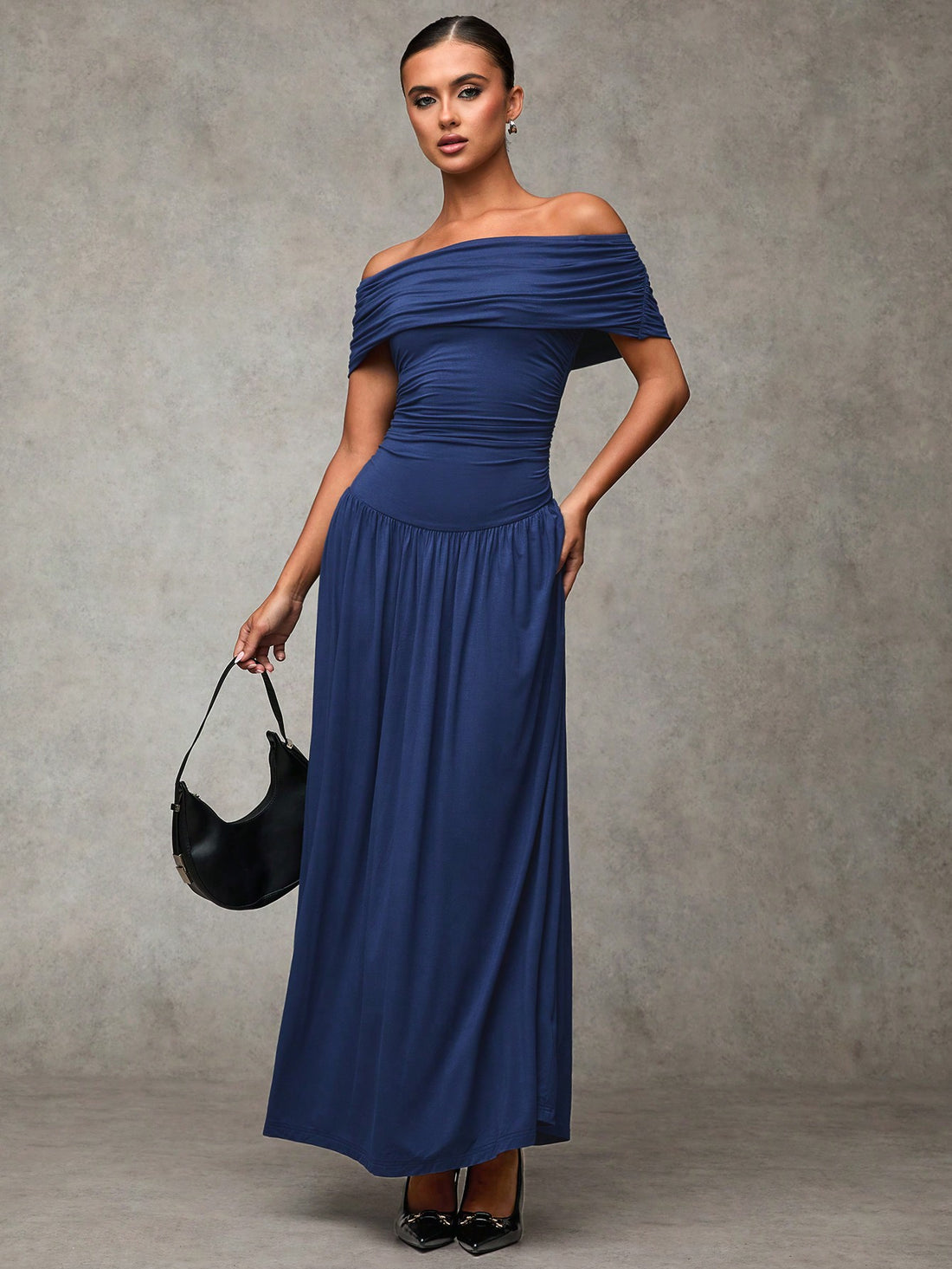 This chic midi dress in dark blue and light blue is perfect for fall. The off-shoulder style and pleated design make it ideal for both casual streetwear and office outfits. Look effortlessly stylish and comfortable in this versatile piece. (Your fall wardrobe will thank you!)
