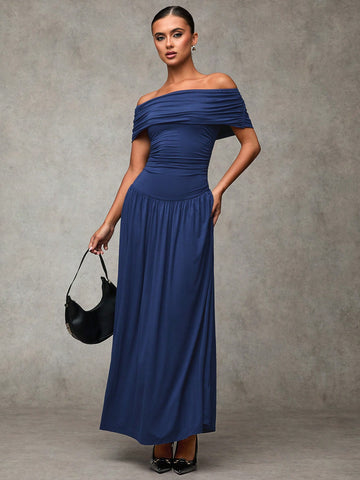 This chic midi dress in dark blue and light blue is perfect for fall. The off-shoulder style and pleated design make it ideal for both casual streetwear and office outfits. Look effortlessly stylish and comfortable in this versatile piece. (Your fall wardrobe will thank you!)