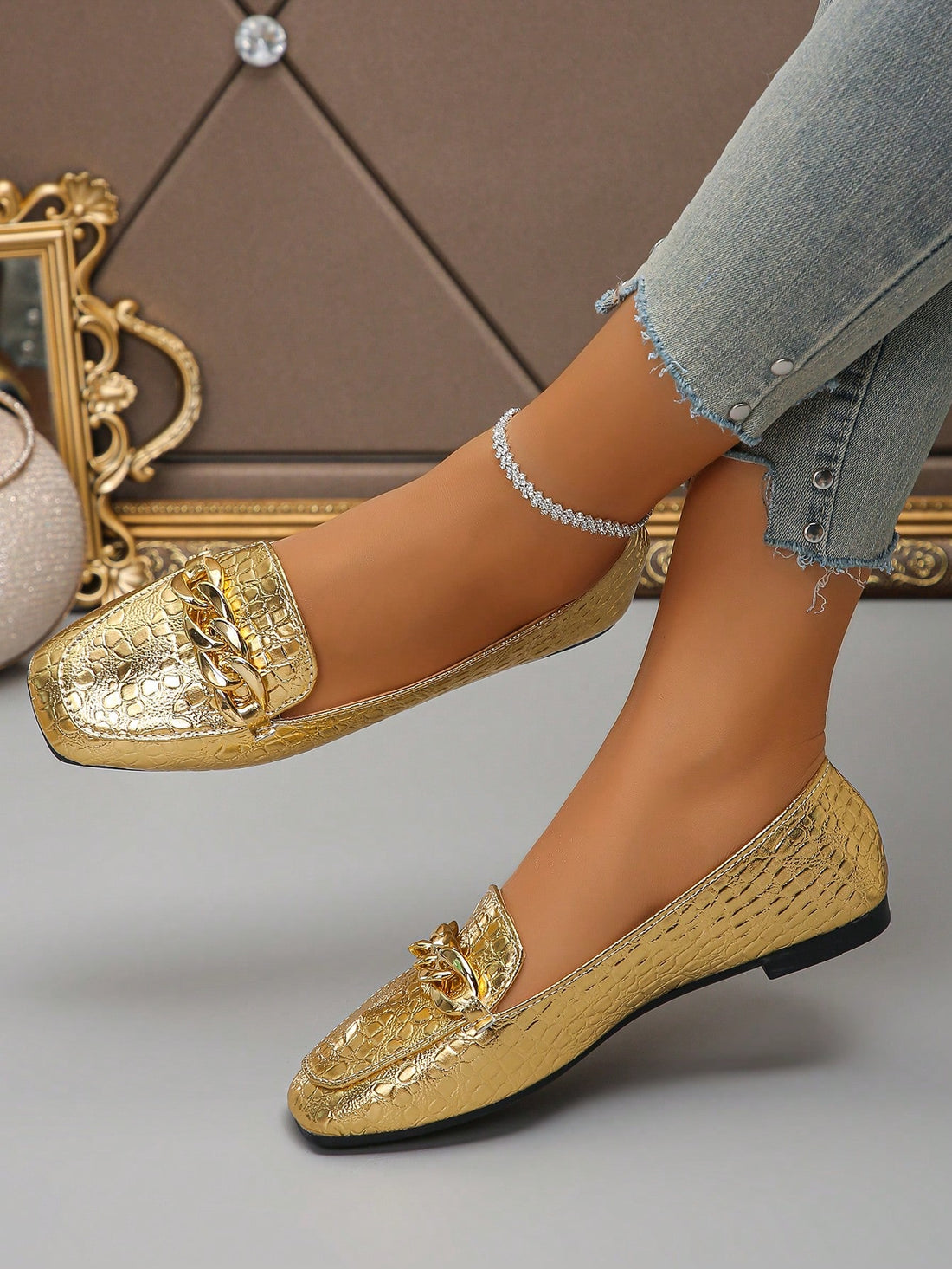 Step into comfort and style with our Chic Plus-Size Casual Loafers. The metal chain detail adds a touch of edginess to the stylish square toe flats, making them a perfect choice for everyday wear. Enjoy both fashion and comfort with these stylish loafers.