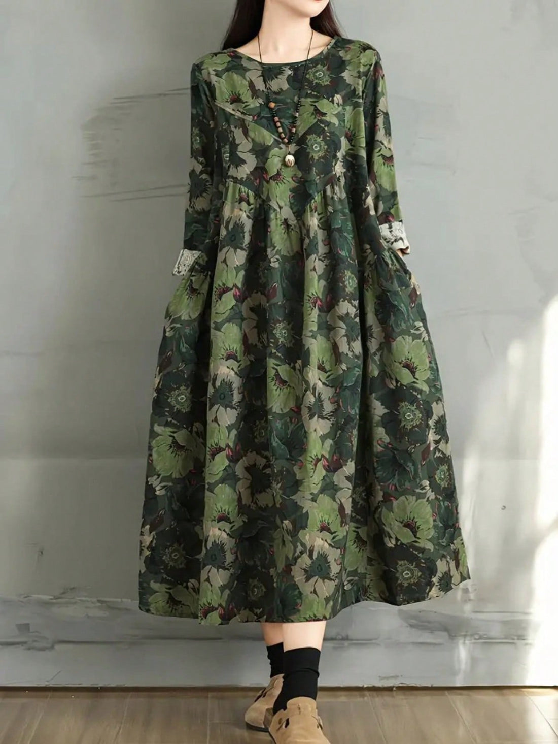 Slip into this floral dress with pockets for a chic look and convenient storage. Perfect for a casual day out, this plus-size dress features a flattering long sleeve and playful floral print. (Benefits: stylish, comfortable, practical)