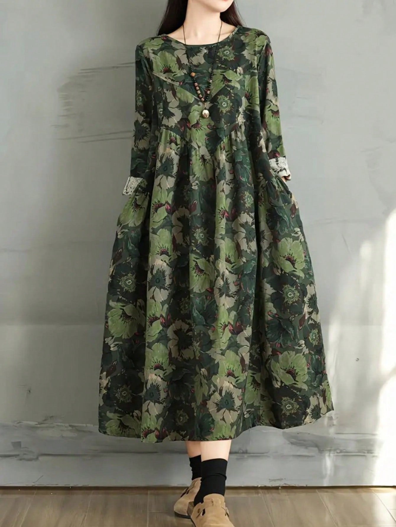 Slip into this floral dress with pockets for a chic look and convenient storage. Perfect for a casual day out, this plus-size dress features a flattering long sleeve and playful floral print. (Benefits: stylish, comfortable, practical)