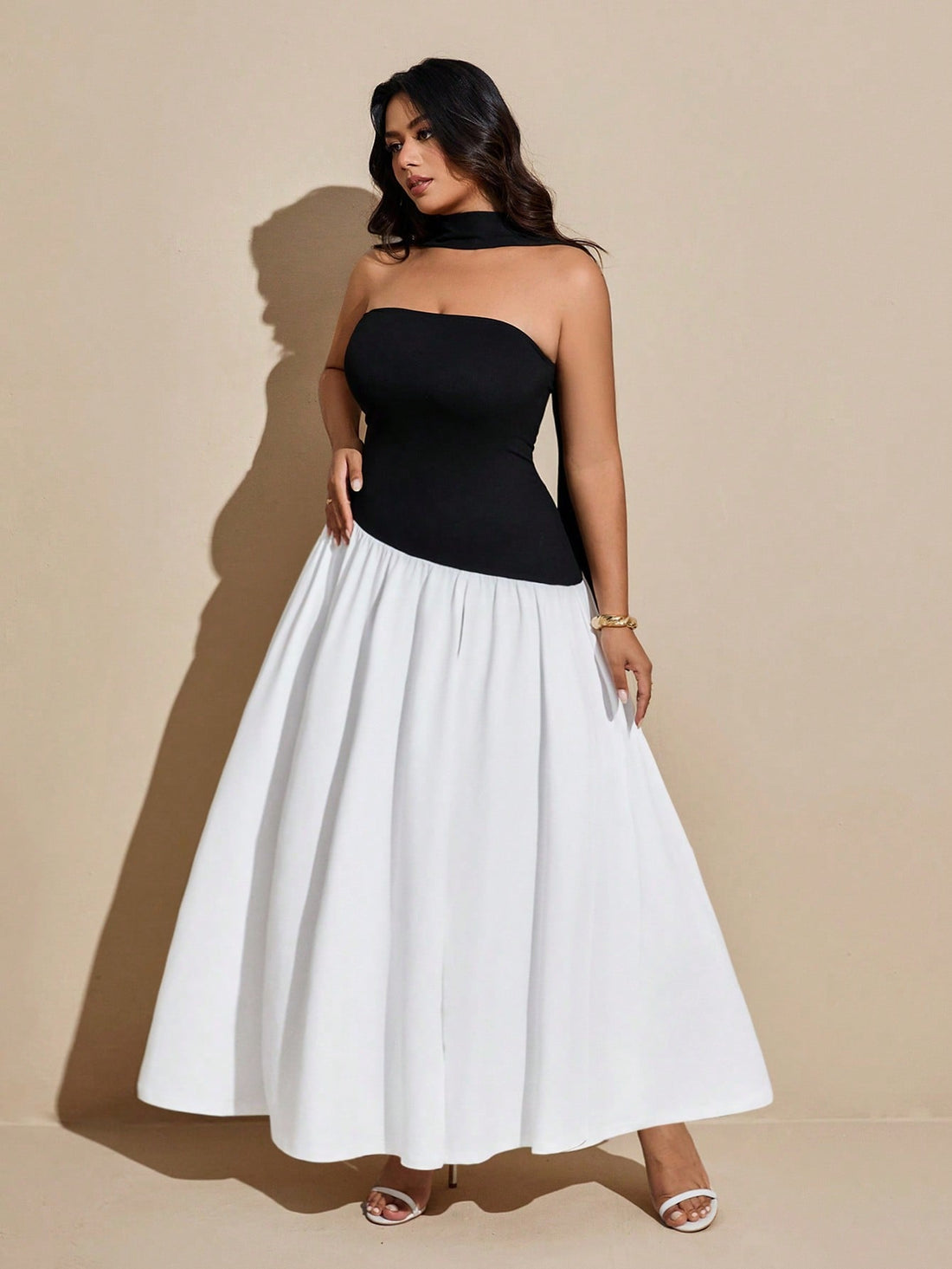 Turn heads on your getaway with this chic plus size strapless dress featuring a bold black and white contrast. The playful slit adds a flirty touch, perfect for vacation vibes. Comfortable and stylish, it’s designed to keep you feeling fabulous from beachside strolls to sunset dinners.
