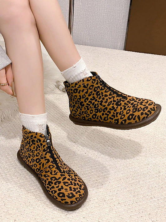 Upgrade your footwear collection with our chic plus size British ankle boots! Featuring a stylish leopard print design and comfortable flat design, these boots are perfect for any occasion. Elevate your style game with our trendy and functional boots.