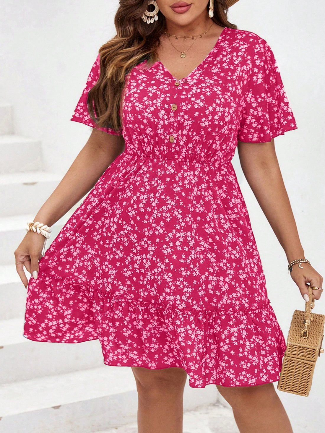 Be the talk of the town with this Chic Plus Size Ditsy Floral Ruffle Hem Summer Dress. Stay cool, comfortable and stylish all summer long with its flattering ruffle hem and charming ditsy floral print. Don't miss out on this must-have addition to your wardrobe!