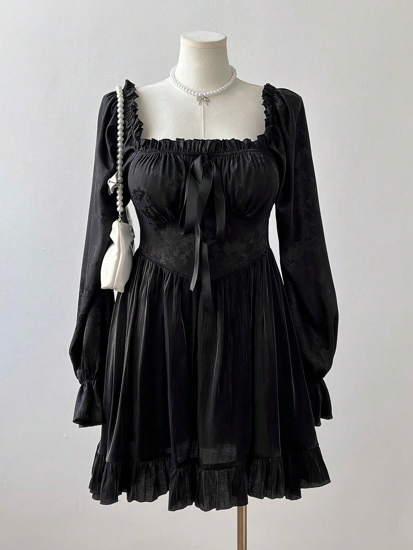 Looking for a dress that screams chic? Look no further than our Plus Size Long Sleeve Square Neck Knot Front Jacquard Dress! With a cinched waist and glossy sheen, this dress is perfect for evening events. The knot front and jacquard pattern add unique style to make you stand out.