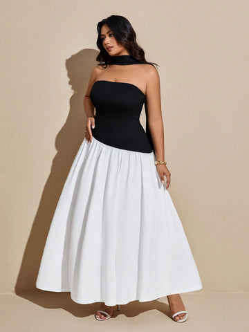 Turn heads on your vacation with this chic plus size strapless dress in classic black and white. Featuring a daring slit, it combines comfort and style effortlessly, perfect for sunny days and breezy evenings. Embrace your curves and let your confidence shine wherever you go!