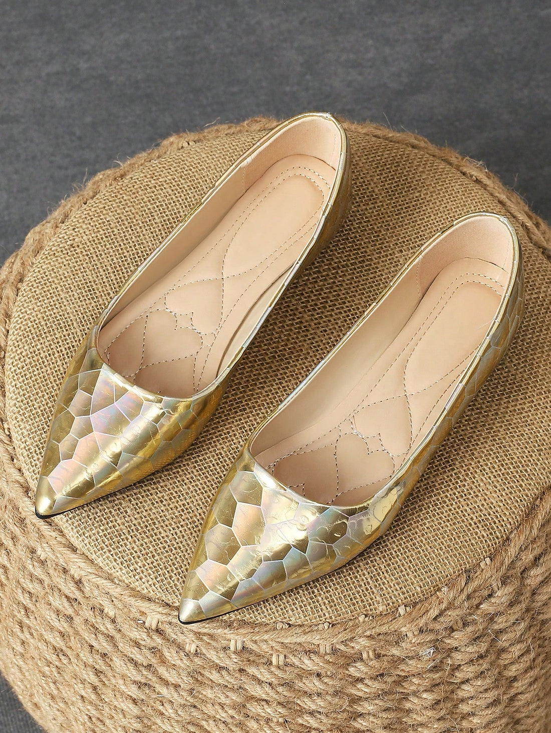 Choose comfort and style with our Chic Pointed Toe Flat Shoes for Women! With versatile autumn colors to choose from - Purple, Champagne, Red, Yellow, and Black - you can elevate any outfit. These flats feature a pointed toe design, perfect for a polished and sophisticated look.