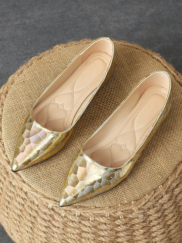 Choose comfort and style with our Chic Pointed Toe Flat Shoes for Women! With versatile autumn colors to choose from - Purple, Champagne, Red, Yellow, and Black - you can elevate any outfit. These flats feature a pointed toe design, perfect for a polished and sophisticated look.