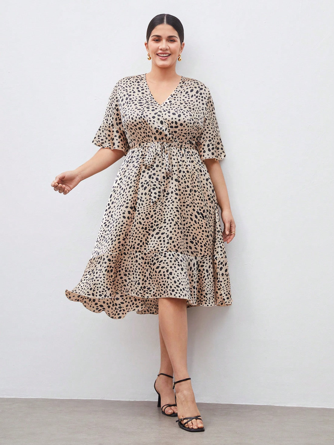 Step out in style with this playful plus size dress featuring a classic polka dot pattern. The waist-cinching detail flatters your figure while offering comfort for all-day wear. Perfect for any occasion, it combines effortless charm with a fun, flirty vibe.