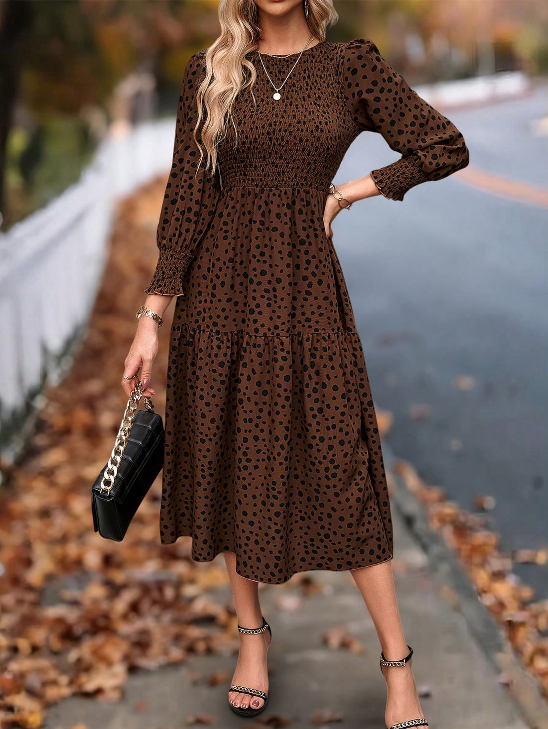 This chic polka dot dress effortlessly combines style and comfort, making it the perfect choice for any autumn occasion. Featuring trendy puff sleeves, it adds a touch of elegance to your look. Embrace effortless style with this must-have piece.