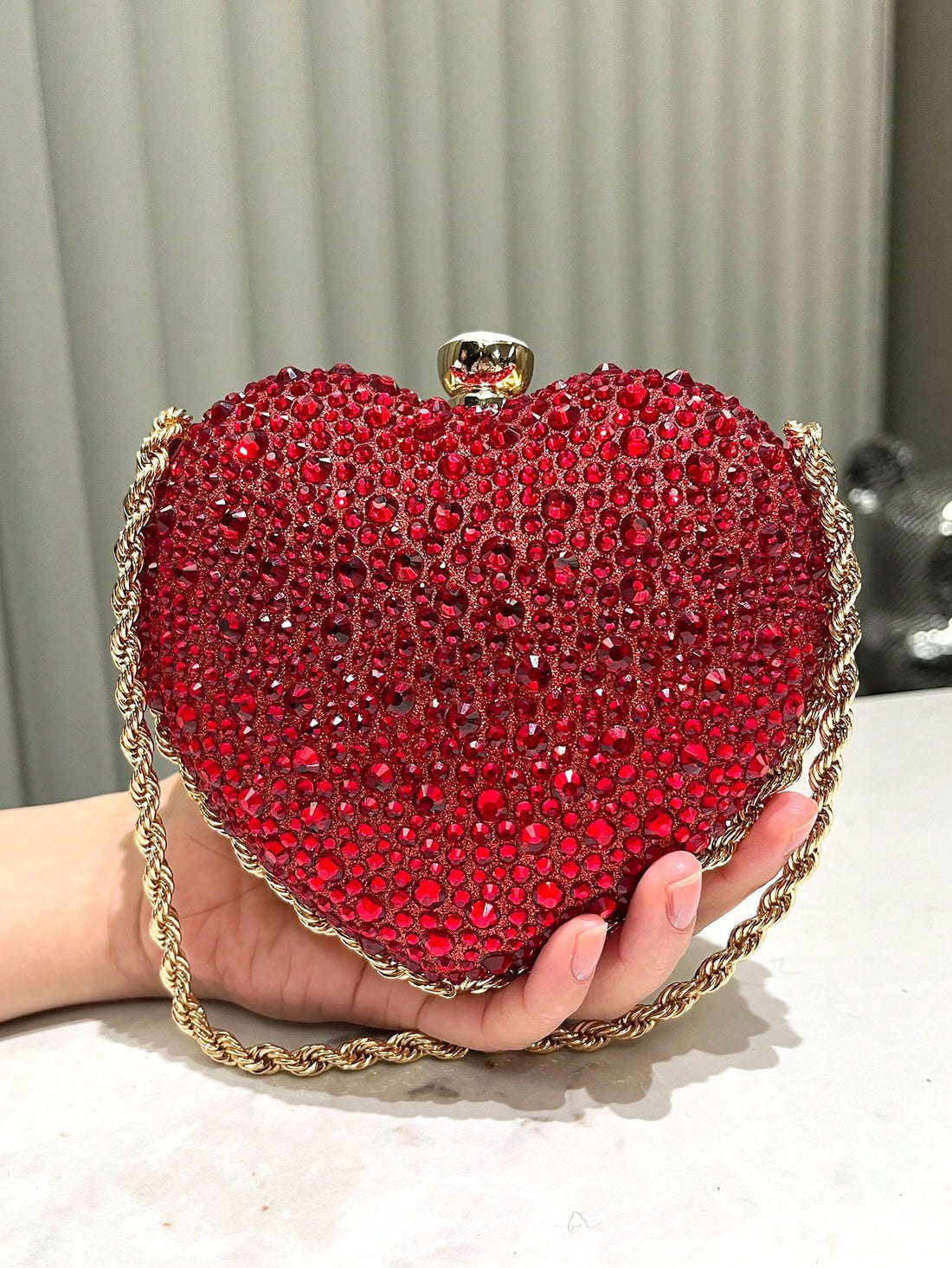 Elevate your style with our Chic Red Heart-Shaped Rhinestone Evening Clutch Bag. This stunning bag features a metal chain strap and intricate rhinestone detailing, perfect for adding a touch of glamour to any occasion. Whether it's a banquet, wedding, or formal event, this bag will make a statement and complement any outfit. Don't miss out on this must-have accessory!