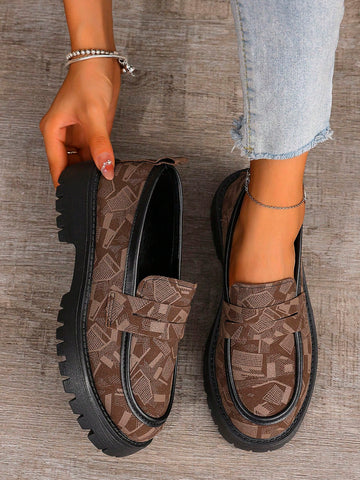 These chic retro British loafers are perfect for autumn. Made with cozy suede and featuring a stylish patchwork design, these slip-ons are both comfortable and fashionable. The mid-heel provides the ideal balance of height and comfort. Perfect for any autumn outfit.