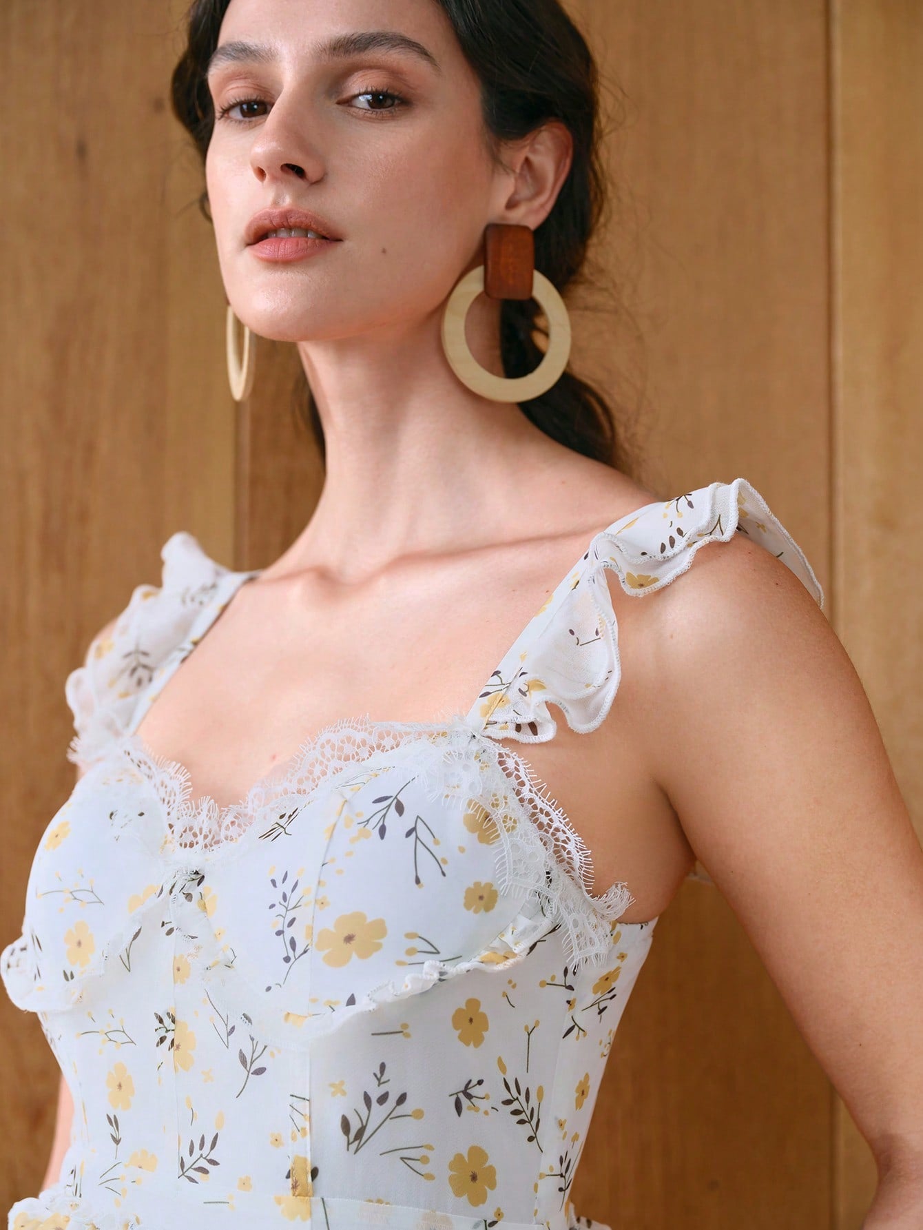 Effortlessly exude elegance in this chic sleeveless floral print dress. The delicate lace trim and mid-length design will have you feeling and looking stunning. Perfect for any occasion, this dress effortlessly combines style and comfort. Embrace your inner fashionista with this must-have piece.