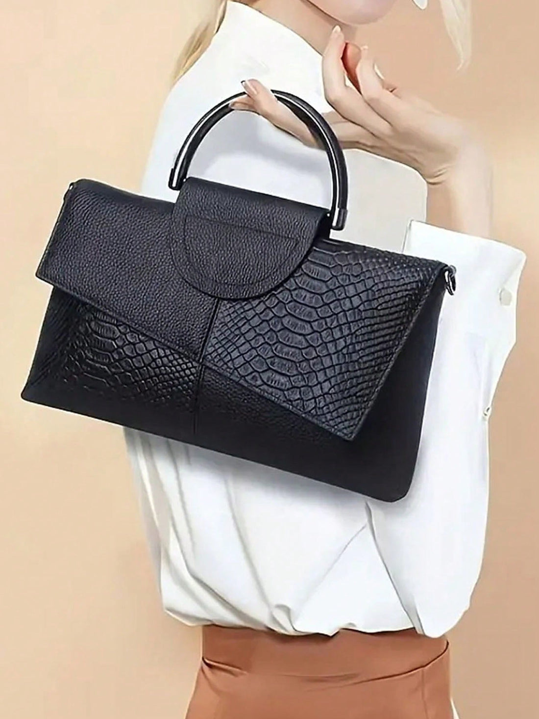 Add a dash of wild sophistication to your outfit with this chic black handbag featuring a sleek snake skin pattern. Perfectly sized for your essentials, it effortlessly transitions from casual day outings to elegant evening events. Carry confidence and style wherever you go!