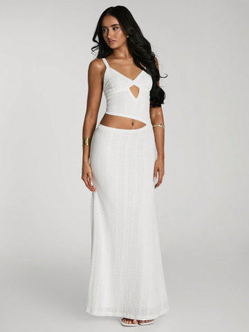 Add a twist to your evening wardrobe with our Chic Solid Color Twist Cut-Out Maxi Slip Dress. With its stylish cut-outs and sexy maxi length, this dress is perfect for any occasion. Upgrade your wardrobe with this chic and stylish piece.