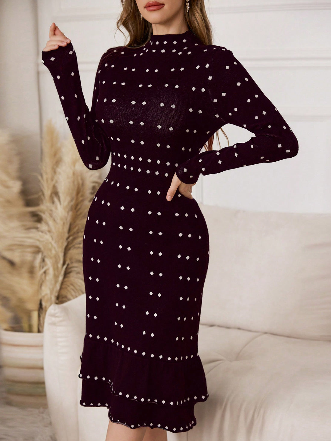 This chic sweater dress features a stand collar and cinched waist, making it ideal for both autumn and winter. The sleek design oozes sophistication, while the cinched waist provides a flattering silhouette. Perfect for staying stylish and comfortable during the colder months.