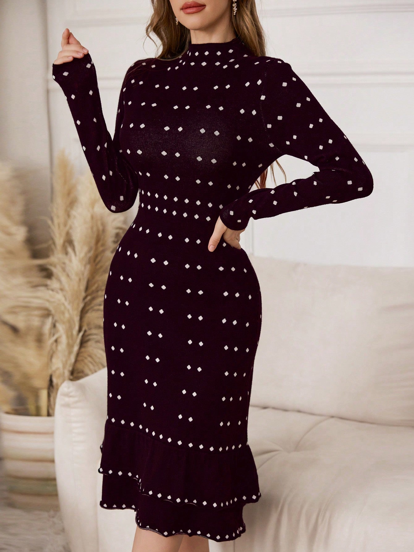 This chic sweater dress features a stand collar and cinched waist, making it ideal for both autumn and winter. The sleek design oozes sophistication, while the cinched waist provides a flattering silhouette. Perfect for staying stylish and comfortable during the colder months.