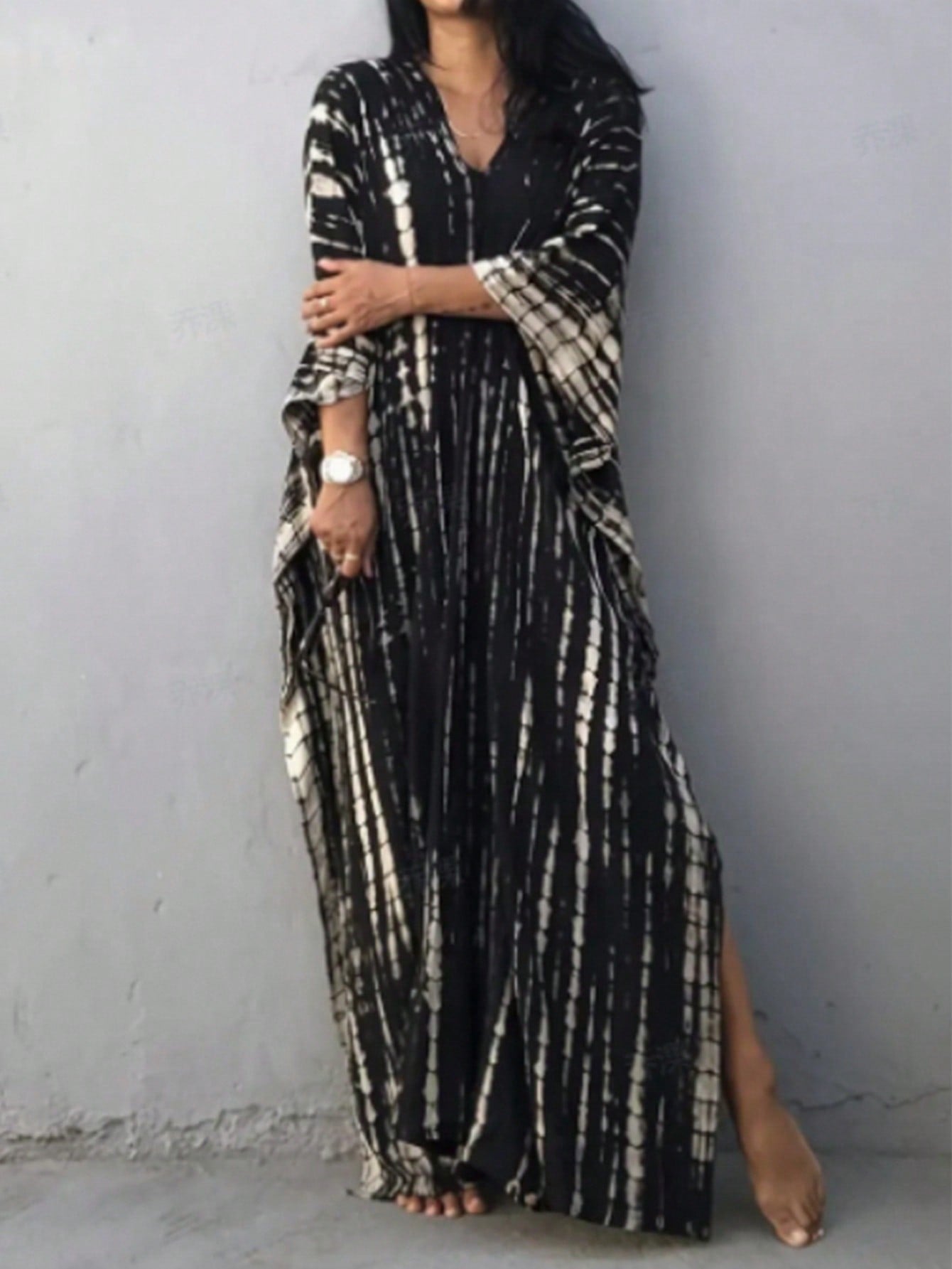 This elegant maxi dress features a chic striped design and batwing sleeves, perfect for a stylish yet comfortable look. The V-neck adds a touch of sophistication, making it the ideal cover-up for any occasion. Stay on-trend and effortlessly chic with this must-have outfit for women.