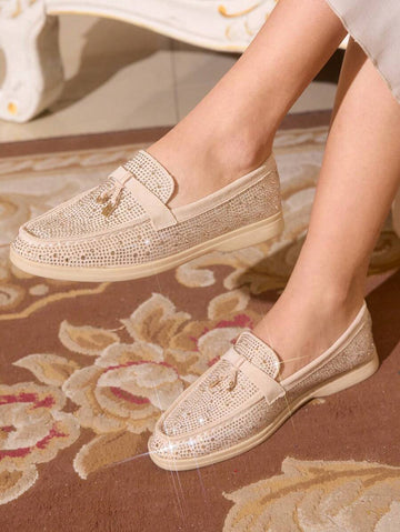 Step out in style with these chic pointed toe slip-on flats designed for women who love comfort and flair. Perfect for daily wear or brightening up your spring events, these versatile flats effortlessly blend elegance with ease. Slip them on and enjoy a playful touch to any outfit, whether you're running errands or dancing through the day.