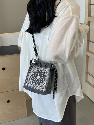 Elevate your beach vacation style with our Chic & Versatile embroidered summer shoulder bag. This bag is not only stylish, but also versatile, making it perfect for any summer adventure. Made for women, our bag is designed to elevate any outfit and hold all your essential items.