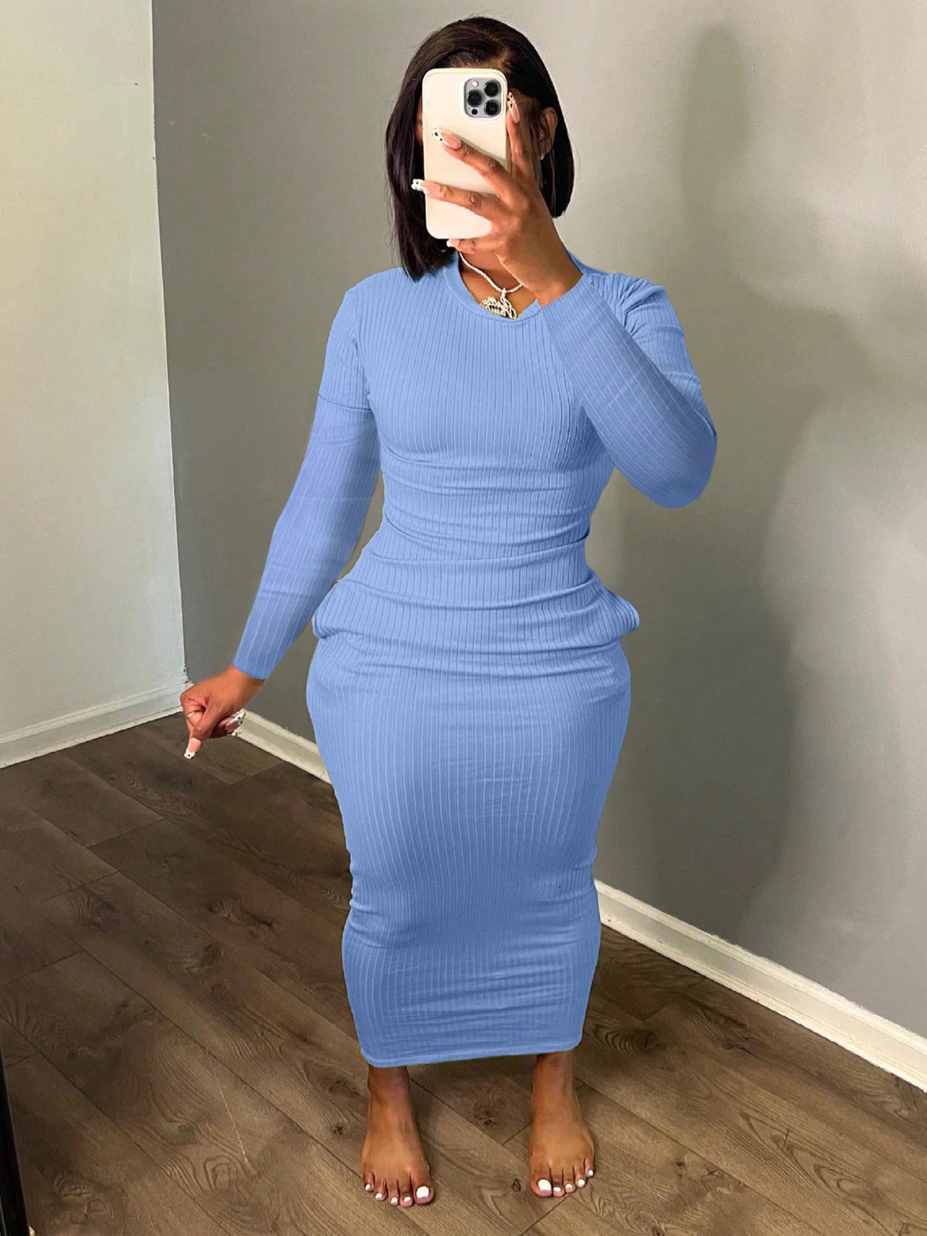 Stay stylish all season with our Chic & Versatile Ribbed Slim Fit Dress! This dress not only flatters your figure, but also features convenient pockets for your daily essentials. Whether you're enjoying spring blooms or summer sun, this dress is perfect for any occasion. Get ready to turn heads!