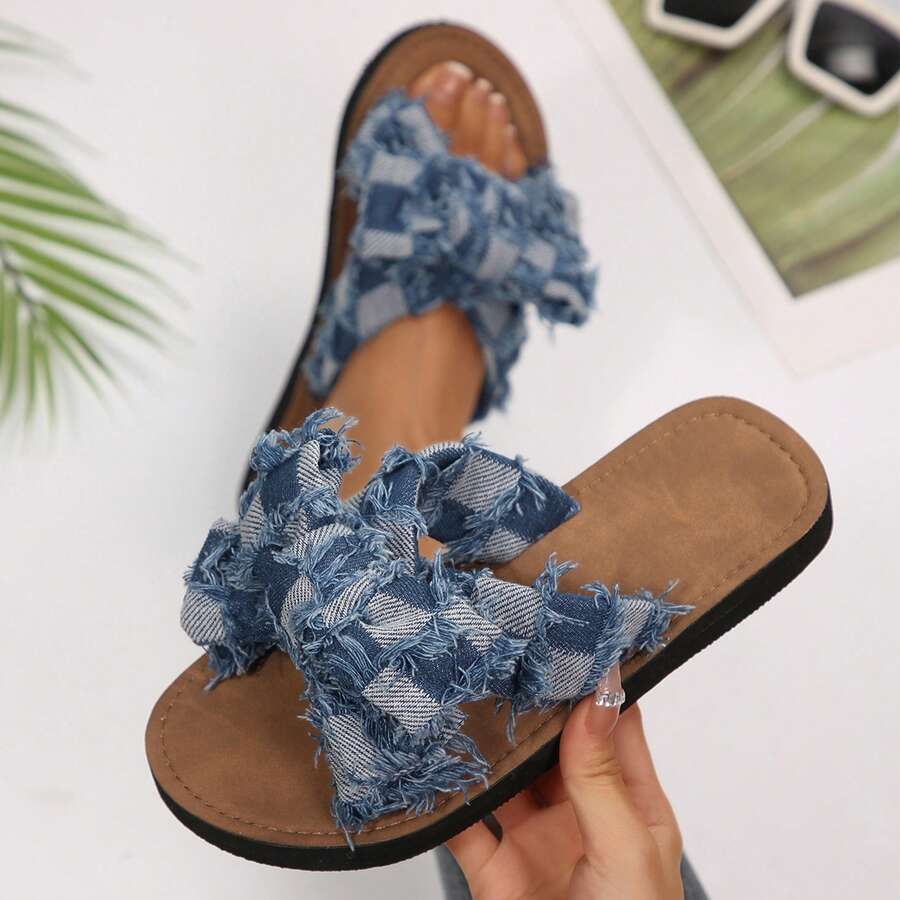 These chic women's bow slides combine effortless style with everyday summer comfort. Designed with a soft suede insole and an open-toe silhouette, they offer a relaxed feel that's easy to wear from morning errands to weekend outings.
