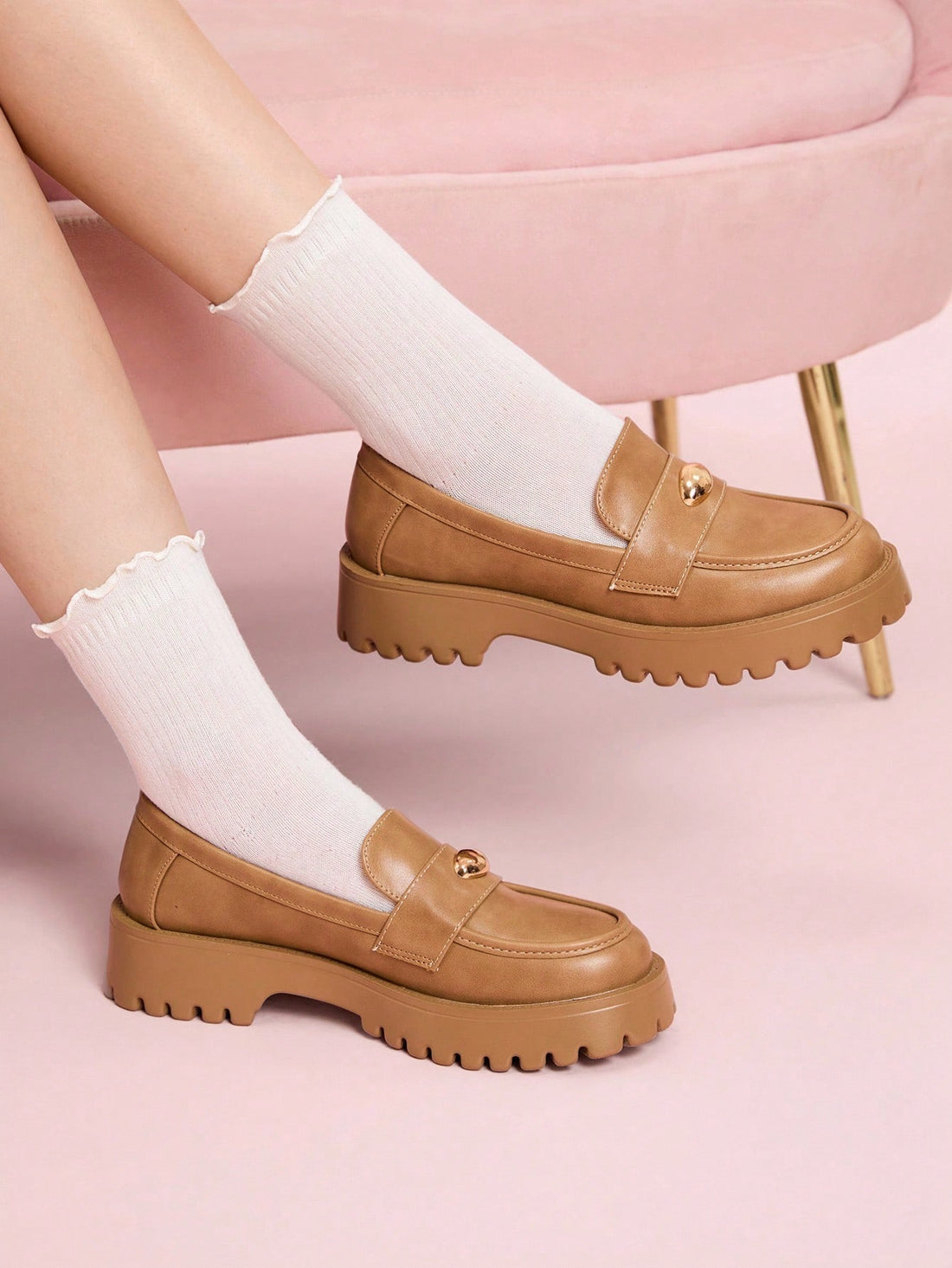 Elevate your everyday style with these chic women's brown loafers, featuring a sleek metal buckle for a refined touch. Crafted for comfort and durability, they effortlessly combine sophistication and practicality, making them ideal for both professional and casual wear. Perfect for adding timeless elegance to any outfit while ensuring all-day comfort.