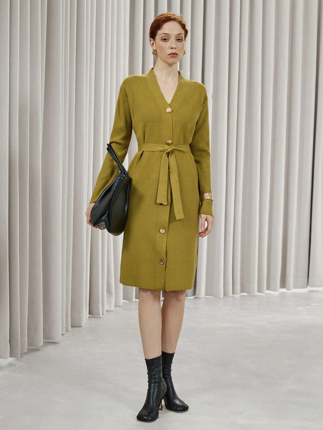 Step into cozy elegance with this chic women's knit sweater dress, perfect for autumn and winter days. Featuring eye-catching golden button details, it adds a touch of sparkle to your chilly-season wardrobe. Soft, warm, and effortlessly stylish, this dress keeps you comfy while turning heads wherever you go. Embrace the season with playful charm and timeless fashion!