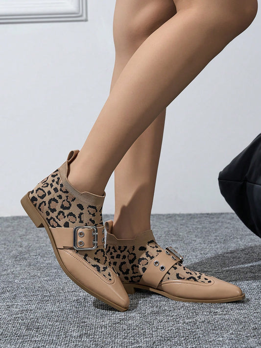 These ankle boots are perfect for any occasion. The stylish leopard print adds a touch of chic to any outfit, while the Chelsea design provides comfort and versatility. With a sleek and flat silhouette, these boots are a must-have for every fashionable woman.