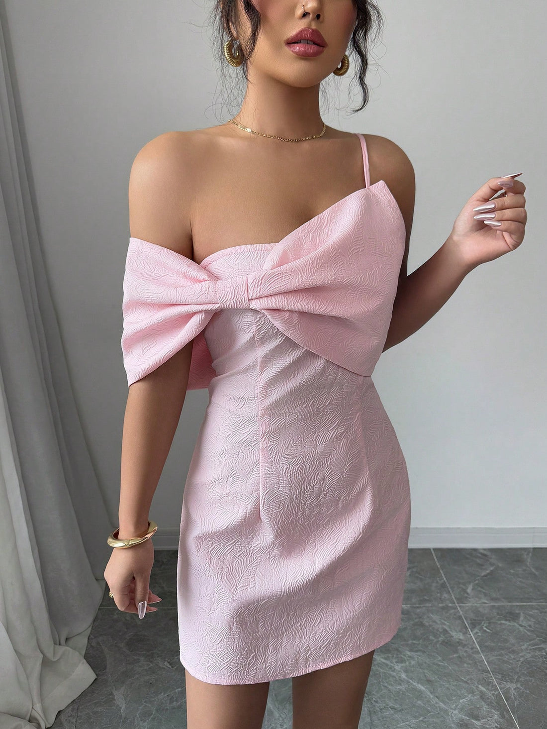 Get ready to turn heads in our Chic Women's Pink Bowknot Hem Short Dress! With its stylish woven jacquard design, this dress is a must-have for fashionistas. The pink bowknot hem adds a playful touch, perfect for those who don't take themselves too seriously. Be stylish and fun in this dress!