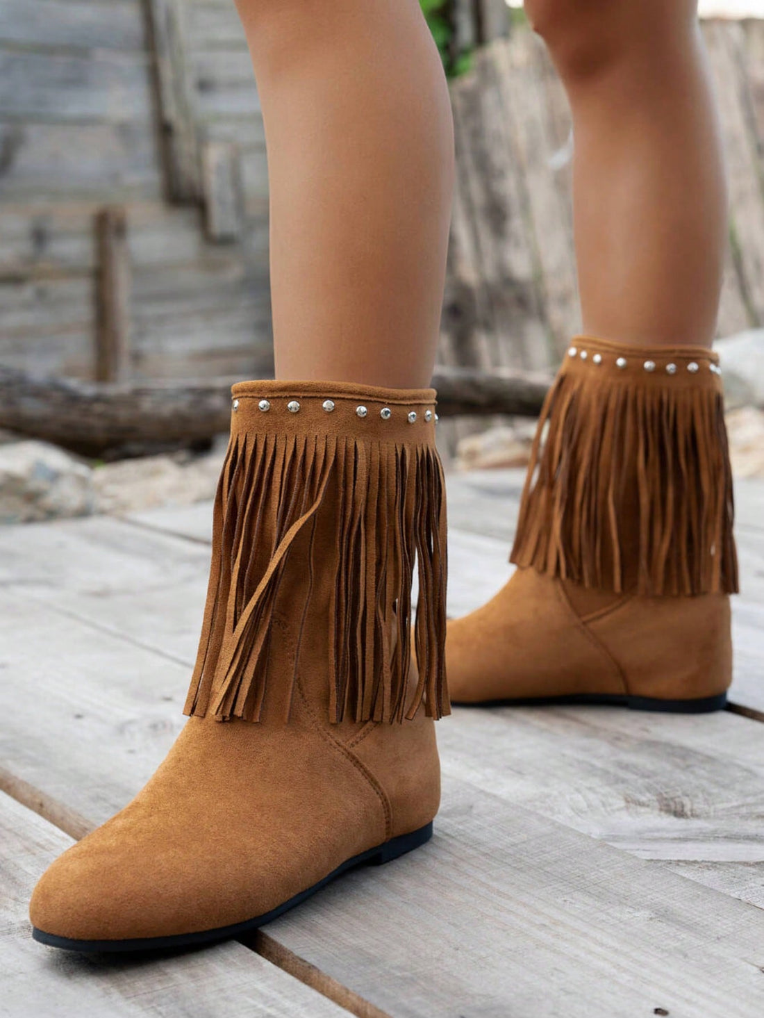 Step into style and comfort with these Chic Women’s Retro Round Toe Western Boots. Featuring playful rivet tassel accents, they bring a fun twist to classic Western design. Perfect for autumn and winter, their sturdy construction keeps you cozy while turning heads wherever you go. Whether you’re hitting the town or a casual outing, these boots add a charming retro vibe to any outfit.