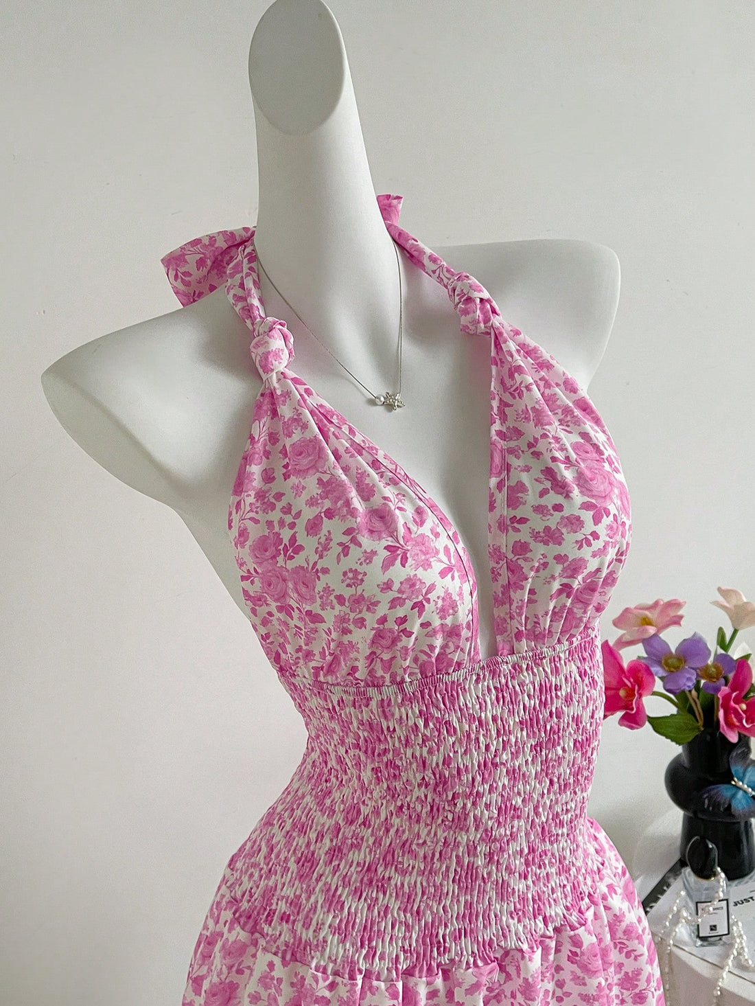 This playful sleeveless dress features a charming ditsy floral print and a flattering shirred bodice, perfect for short getaways. Its lightweight fabric keeps you cool and comfortable while adding a touch of effortless style to your travel wardrobe. Easy to pack and even easier to wear, it’s your go-to piece for sunny adventures and spontaneous fun.