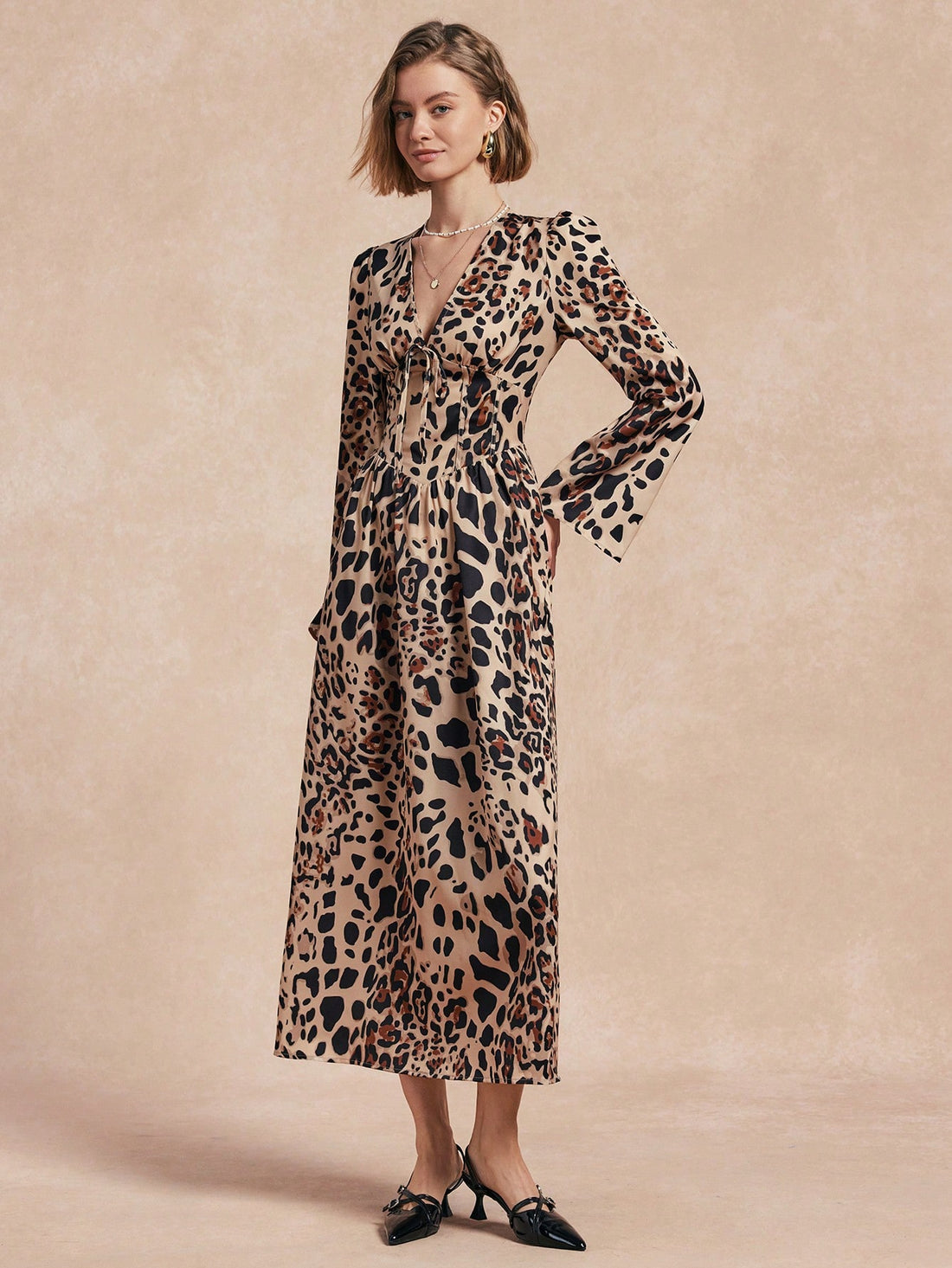 Unleash your wild side with our Chic Women's Slim Fit Casual Dress! The elegant leopard print adds a touch of playful sophistication to your wardrobe. Show off your slim silhouette while feeling comfortable in this versatile piece. Perfect for any occasion!