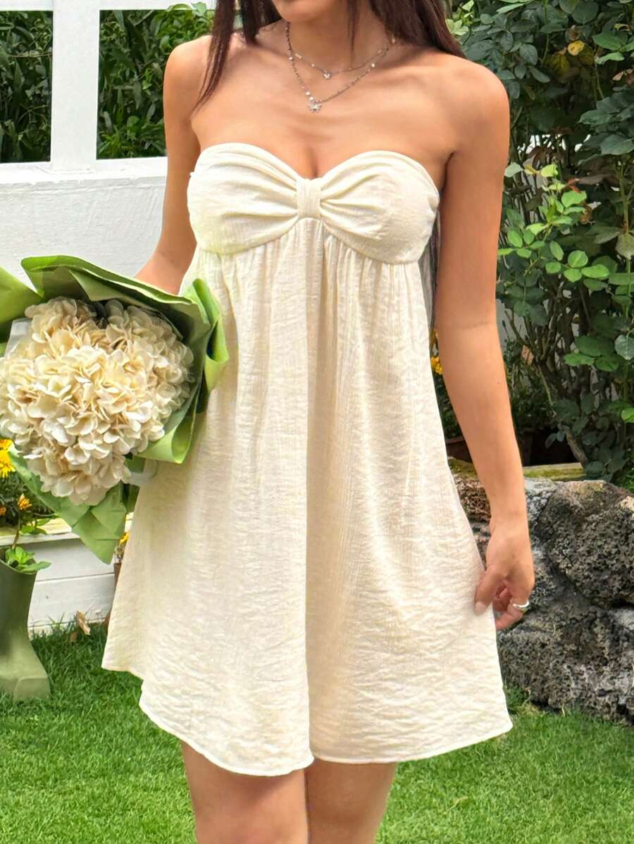 Get ready to turn heads with our Chic Women's Solid Color Ruffle Strapless Fashion Dress! With effortless style and a ruffle design, this dress will take your outfit game to the next level. Perfect for any occasion, this dress is a must-have for any fashion-forward woman (and an effortless choice for looking chic)!
