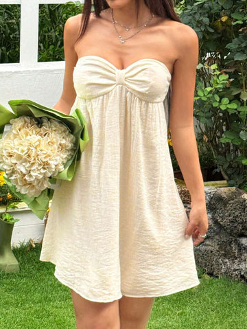 Get ready to turn heads with our Chic Women's Solid Color Ruffle Strapless Fashion Dress! With effortless style and a ruffle design, this dress will take your outfit game to the next level. Perfect for any occasion, this dress is a must-have for any fashion-forward woman (and an effortless choice for looking chic)!