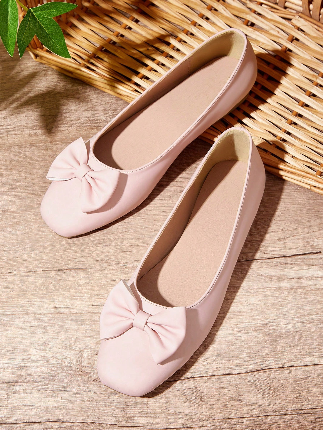 Effortlessly add style to any outfit with our Chic and Simple Solid Color Bow Decor Flat Loafers. The bow accent adds a touch of elegance while the flat design provides comfort and versatility. Perfect for any occasion, these loafers are a must-have for any fashion-forward individual.