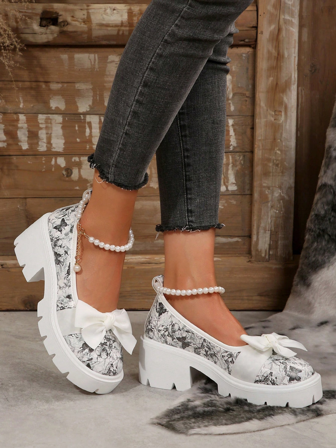 These colorful sandals offer both comfort and style for the summer season. The unique pearl chain design adds a touch of elegance to any outfit, while the bow knot provides a fun and playful element. Stay on-trend and comfortable with these stunning sandals.