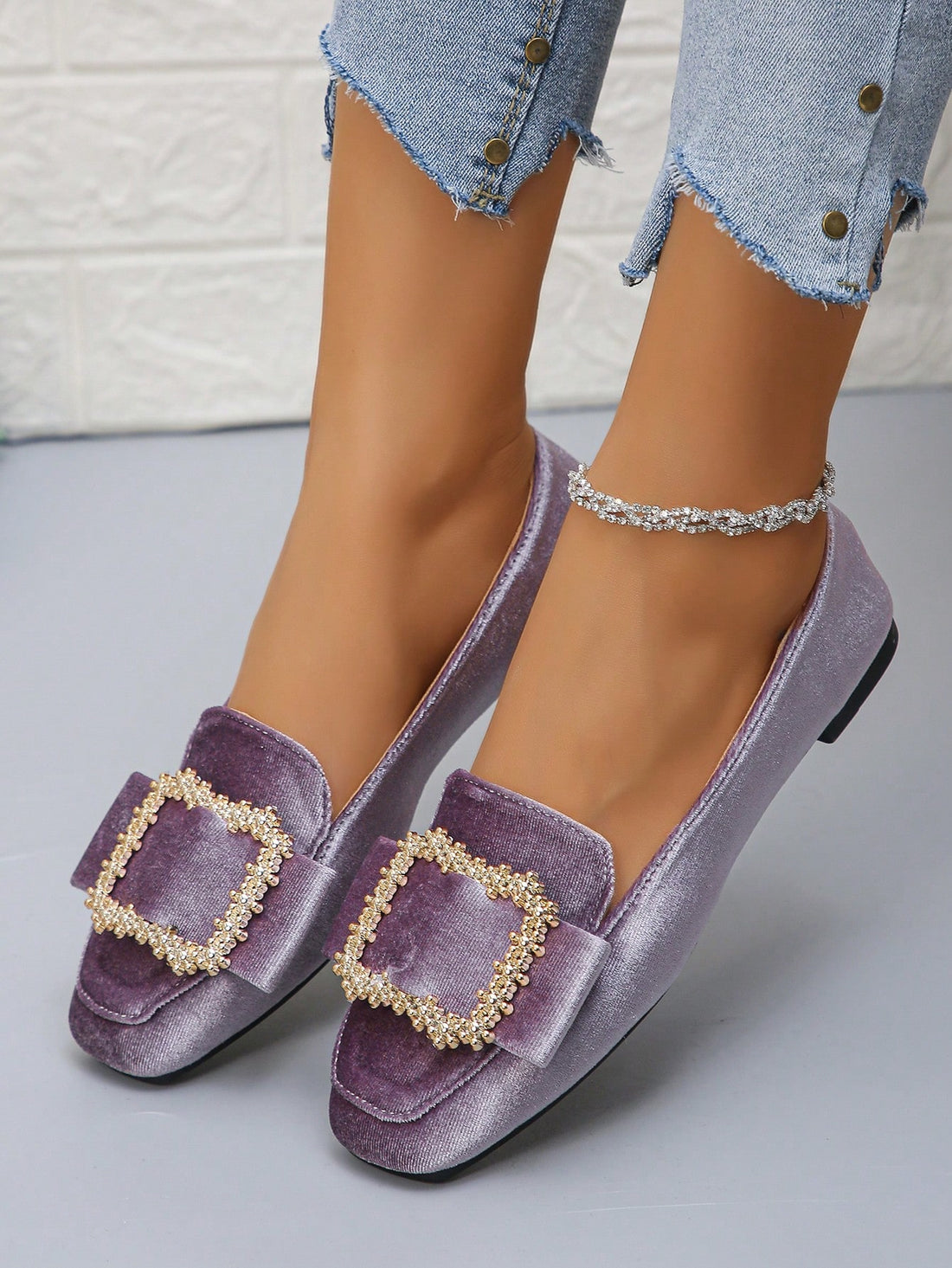 Upgrade your work wardrobe with our playful Comfortable Plus Size Women's Floral Buckle Slip-On Loafers! These quirky green casual flats provide all-day comfort and style, perfect for daily work wear. With a trendy floral buckle and slip-on design, you'll be stepping into work with a smile on your face.