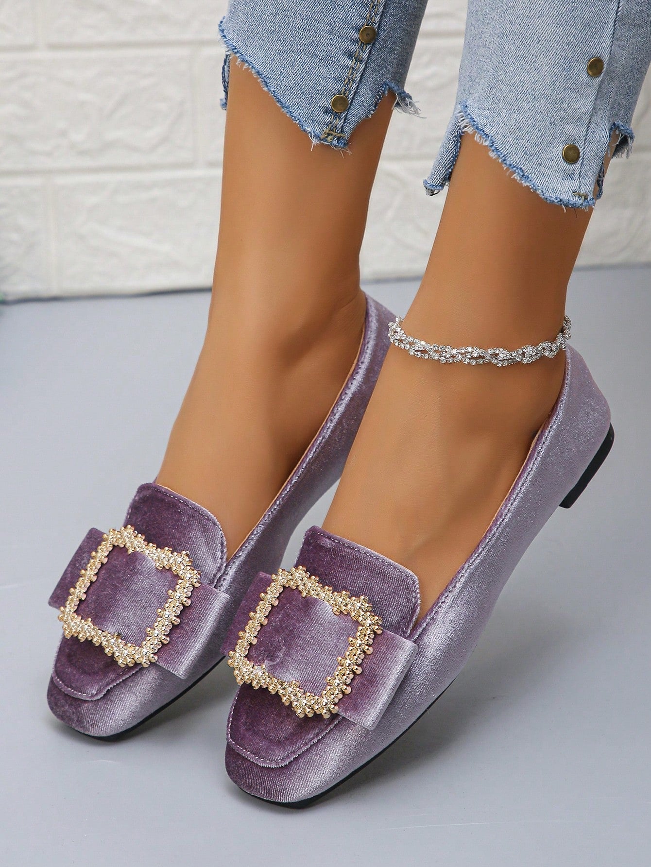 Upgrade your work wardrobe with our playful Comfortable Plus Size Women's Floral Buckle Slip-On Loafers! These quirky green casual flats provide all-day comfort and style, perfect for daily work wear. With a trendy floral buckle and slip-on design, you'll be stepping into work with a smile on your face.