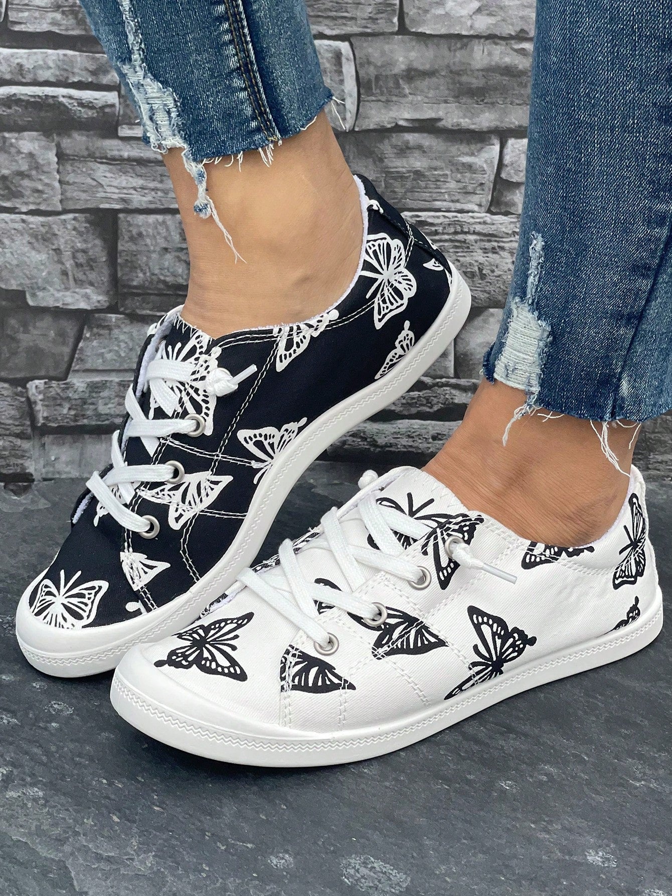 These women's flat fashion shoes offer both comfort and style. With a beautiful mandarin ducks and butterfly pattern, you can make a fashion statement while staying comfortable. Perfect for a day on your feet, these shoes are a must-have for any wardrobe.