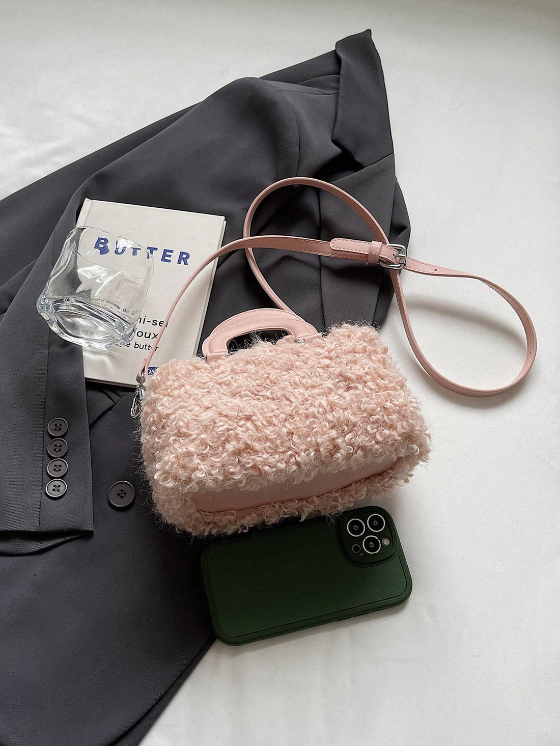 Get ready to add a touch of vintage charm to your autumn and winter look with our Cozy Chic handbag! Crafted from fluffy wool, this box-shaped bag exudes a cozy and chic vibe. Perfect for keeping your essentials close and adding a unique touch to your style. (Vintage never looked so chic!)